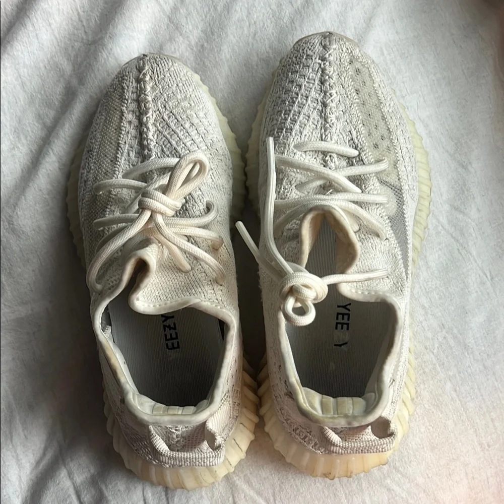 Yeezy Boost 350 V2 in Cream - Picture 1 of 4